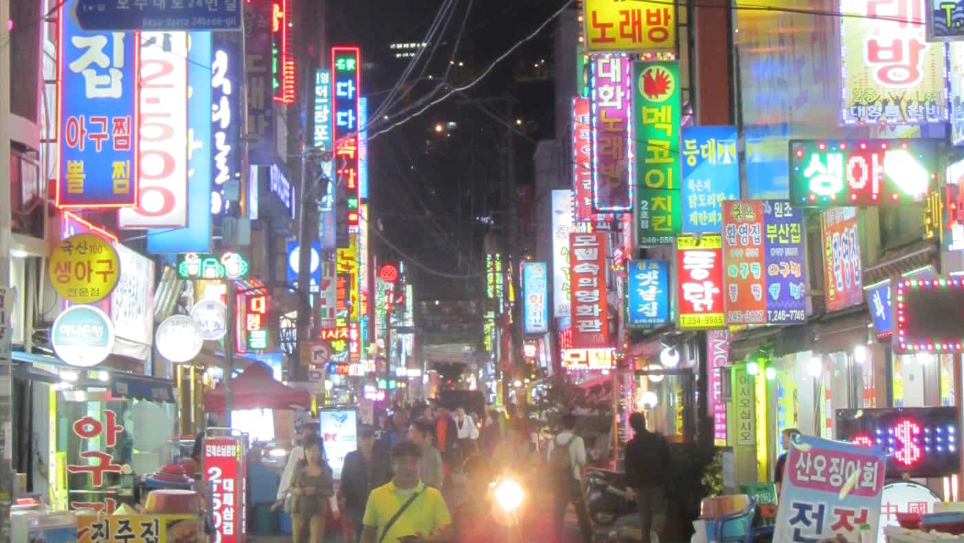 Auch nachts ist auf den Straßen der Hafenstadt Busan viel los.