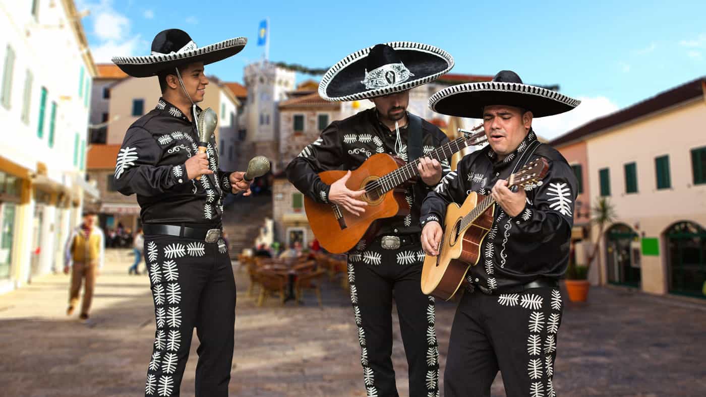 Die typisch mexikanische Musikformation Mariachis findet ihr ihr überall
