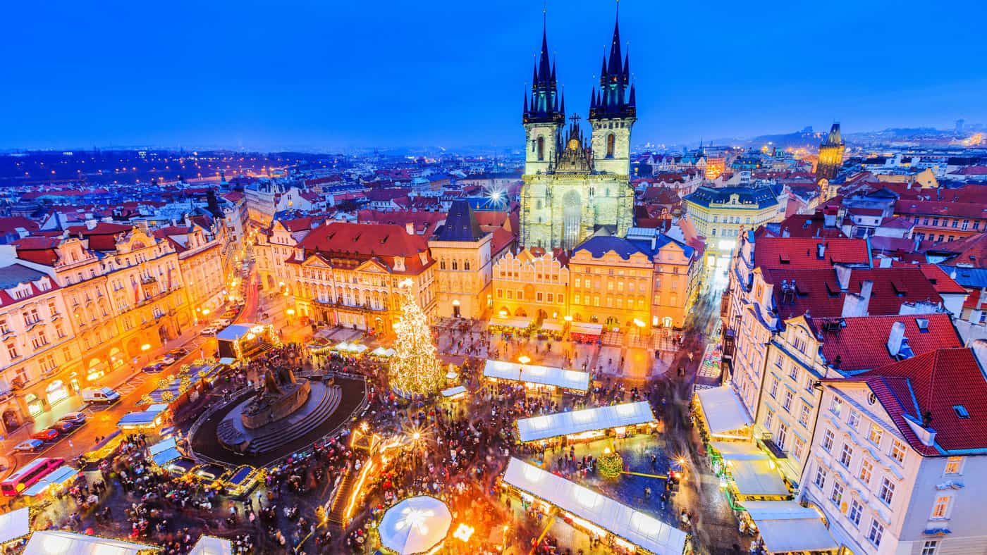 Prager Weihnachtsmarkt (istockphoto/sorincolac)