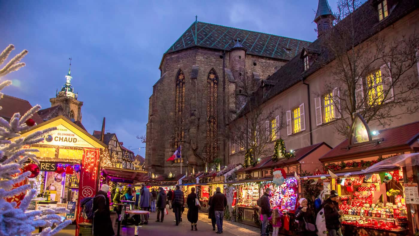 Der Weihnachtsmarkt vor der Dominikanerkirche (Quelle: Colmar Tourisme)