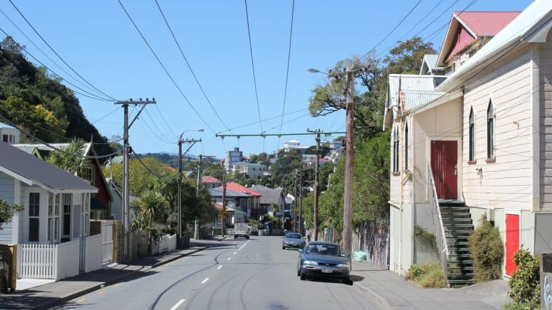 Neuseelands Hauptstadt wirkt durch seine vielen steilen Hänge und viel Grün eher wie eine nette Kleinstadt.