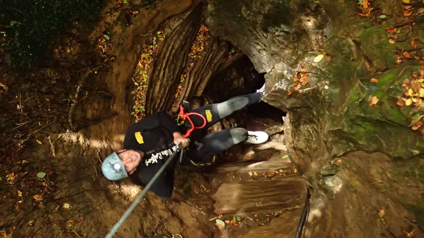 Durch ein schmales Loch muss man sich 40 Meter in die Waitomo Cave abseilen.