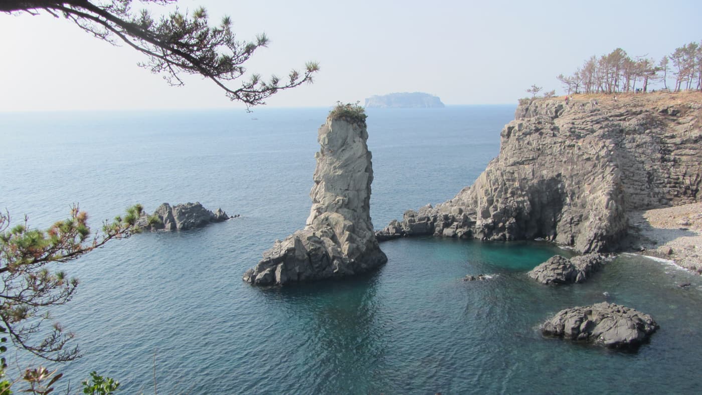 Der Oedolgae Felsen vor der südlichen Küste ist ein beliebtes Fotomotiv.
