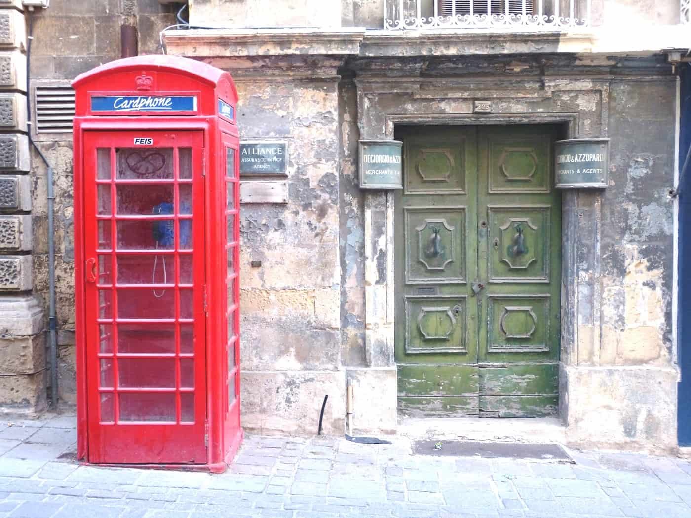 Malta wirkt "very british" - hier findet ihr noch immer die typischen roten Telefonzellen