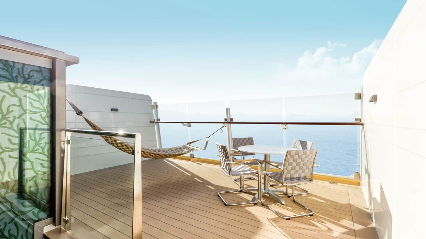 Die Dachterrasse der Himmel & Meer Suite an Bord der Mein Schiff 4: wer wirklich schaukeln will, kann das hier in der Hängematte tun.
