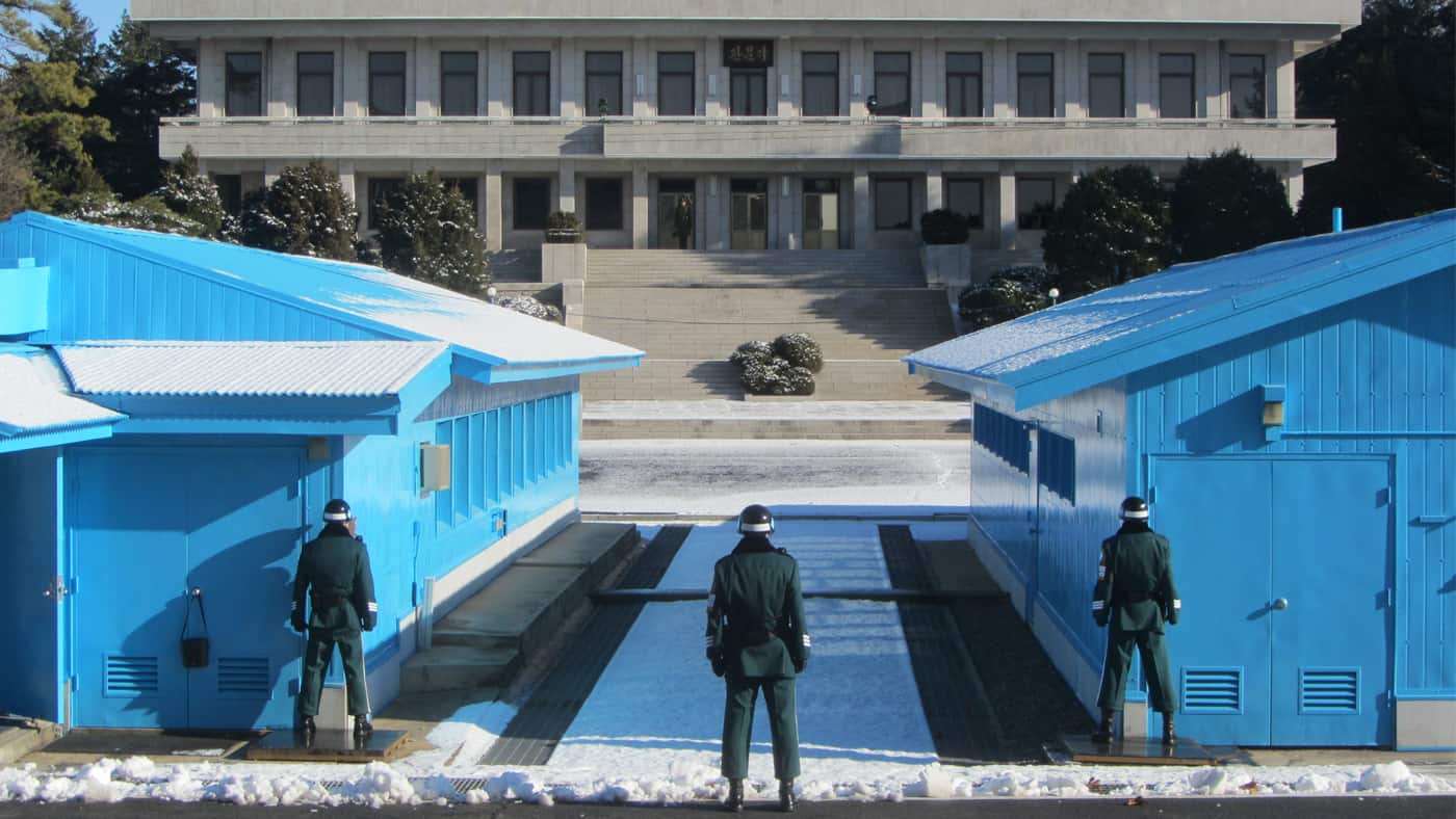 An der Grenze zu Nordkorea stehen sich täglich Soldaten beider Seiten still und stumm gegenüber.