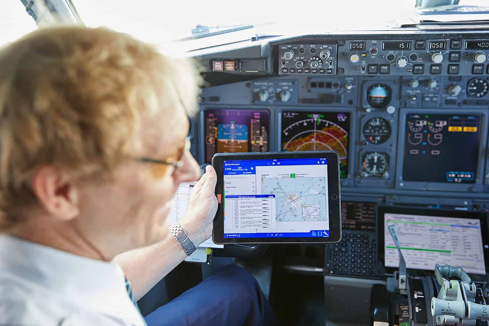 Pilot im Cockpit TUI fly