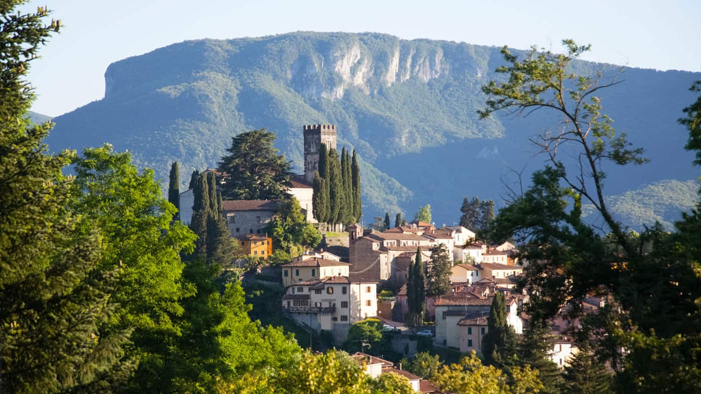 Blick auf die italienische Gemeinde Barga im wunderschönen Lucca. (Shutterstock/Melinda Nagy)