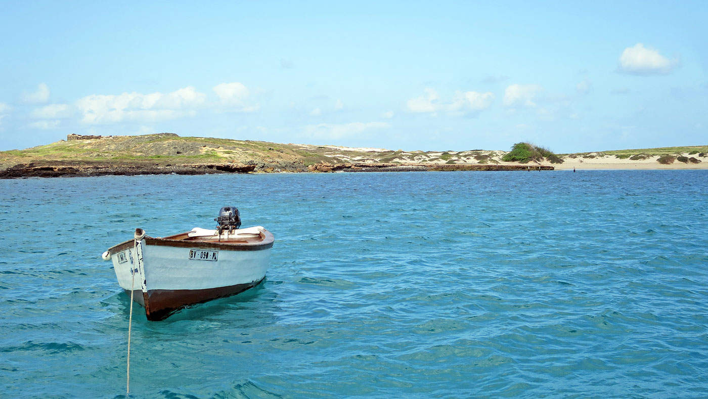 Ob auf einer Yacht, einem Katamaran oder einem Fischerboot: Die Inseln der Kapverden könnt ihr auf verschiedene Arten vom Wasser aus erkunden.