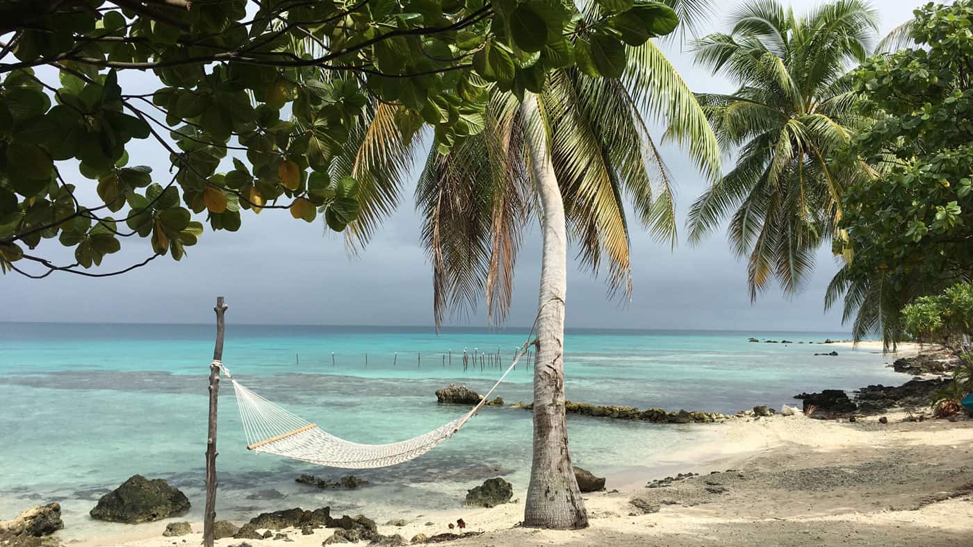 Hängematte am Strand: So schön stellt man sich einen Urlaub auf Französisch Polynesien vor. Hier auf dem Atoll Rangiroa