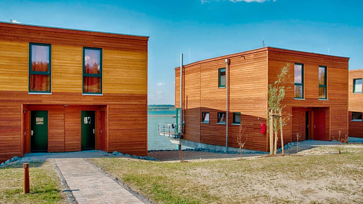 Die modernen Häuser des Lagovida Ferienresort liegen direkt am Strömthaler See