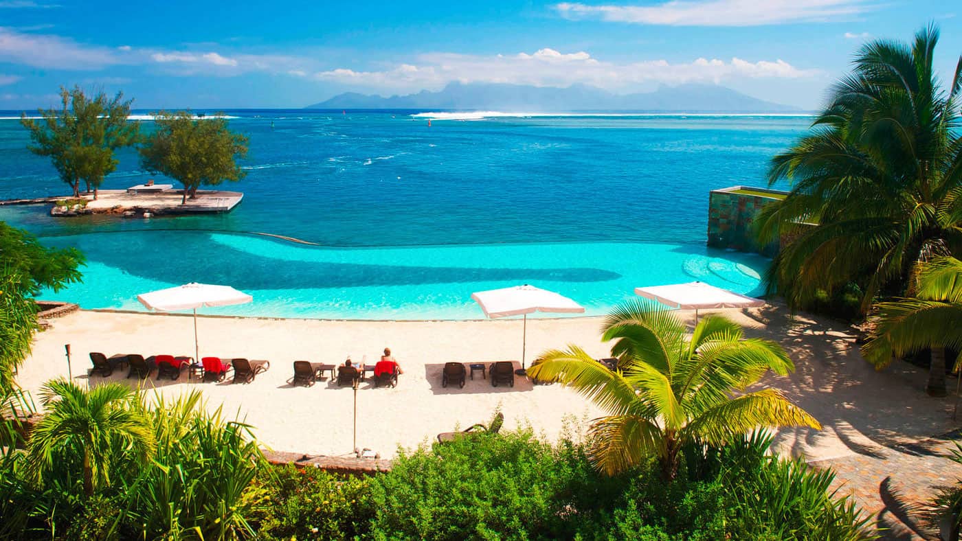 Mit Blick auf den Infinitypool - Das Manava Suites Resort Tahiti