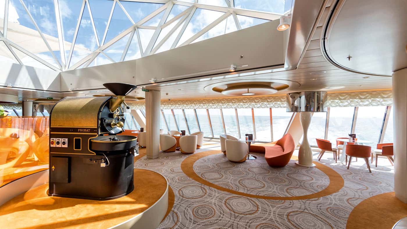 Die Café Lounge - hier auf der Mein Schiff 3 (© TUI Cruises GmbH Hamburg)