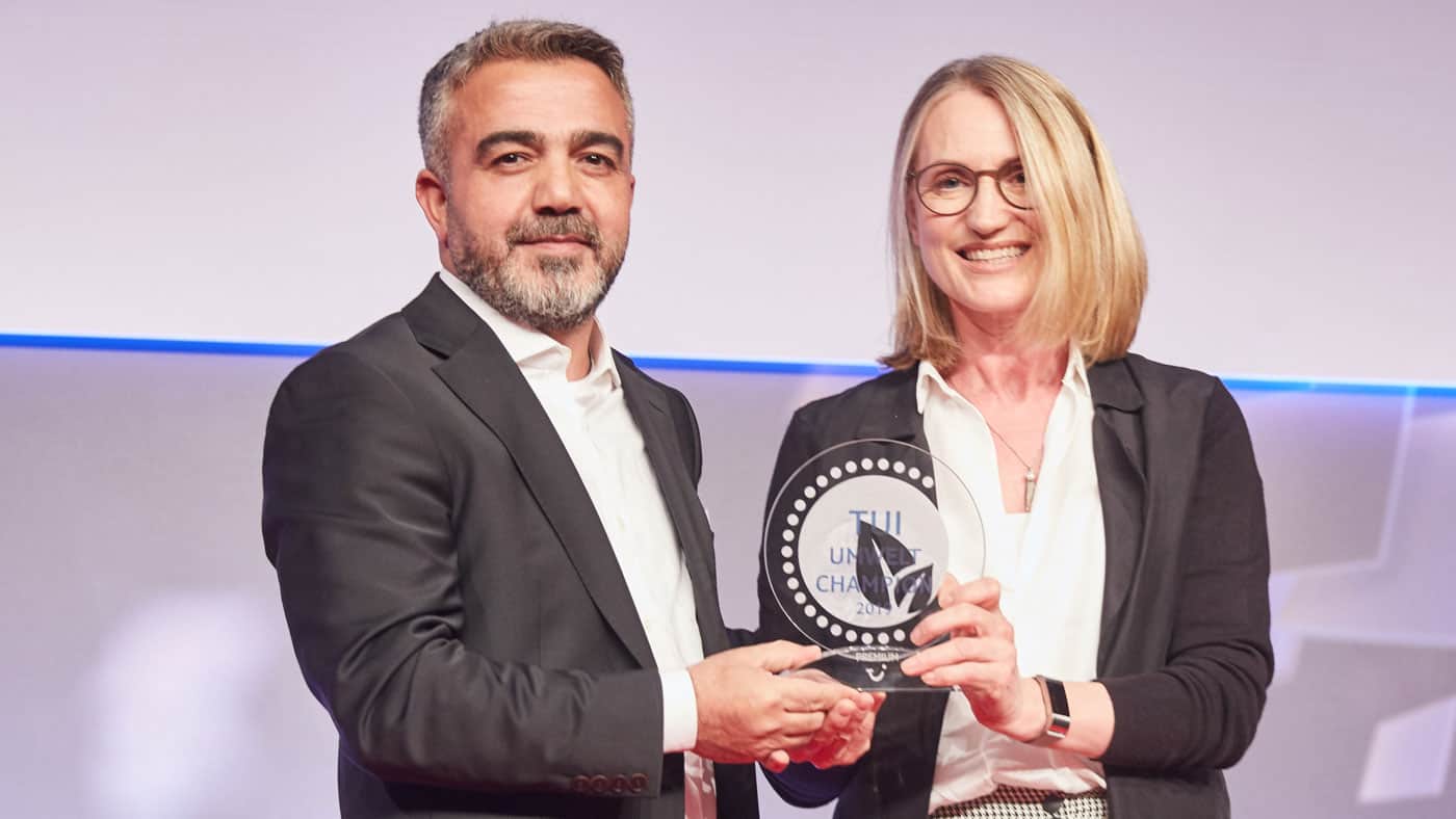 Jane Ashton überreicht Turcan Uysal, General Manager vom TUI MAGIC LIFE Sarigerme, den TUI Umwelt Champion 2019. (c) Christian Wyrwa