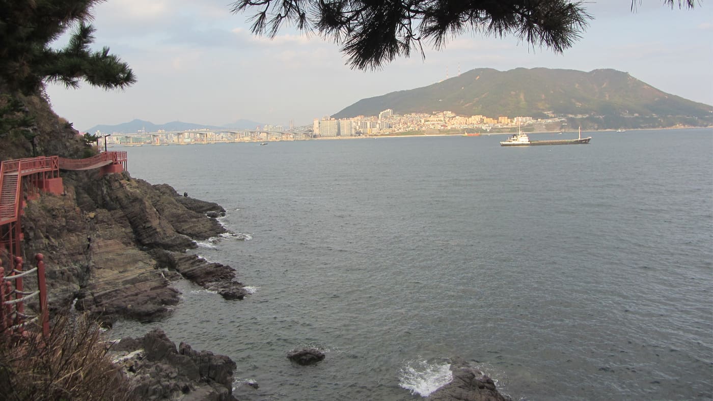 Der Amnam Park Küstenwanderweg gewährt tolle Aussichtspunkte auf Busan und das Meer.