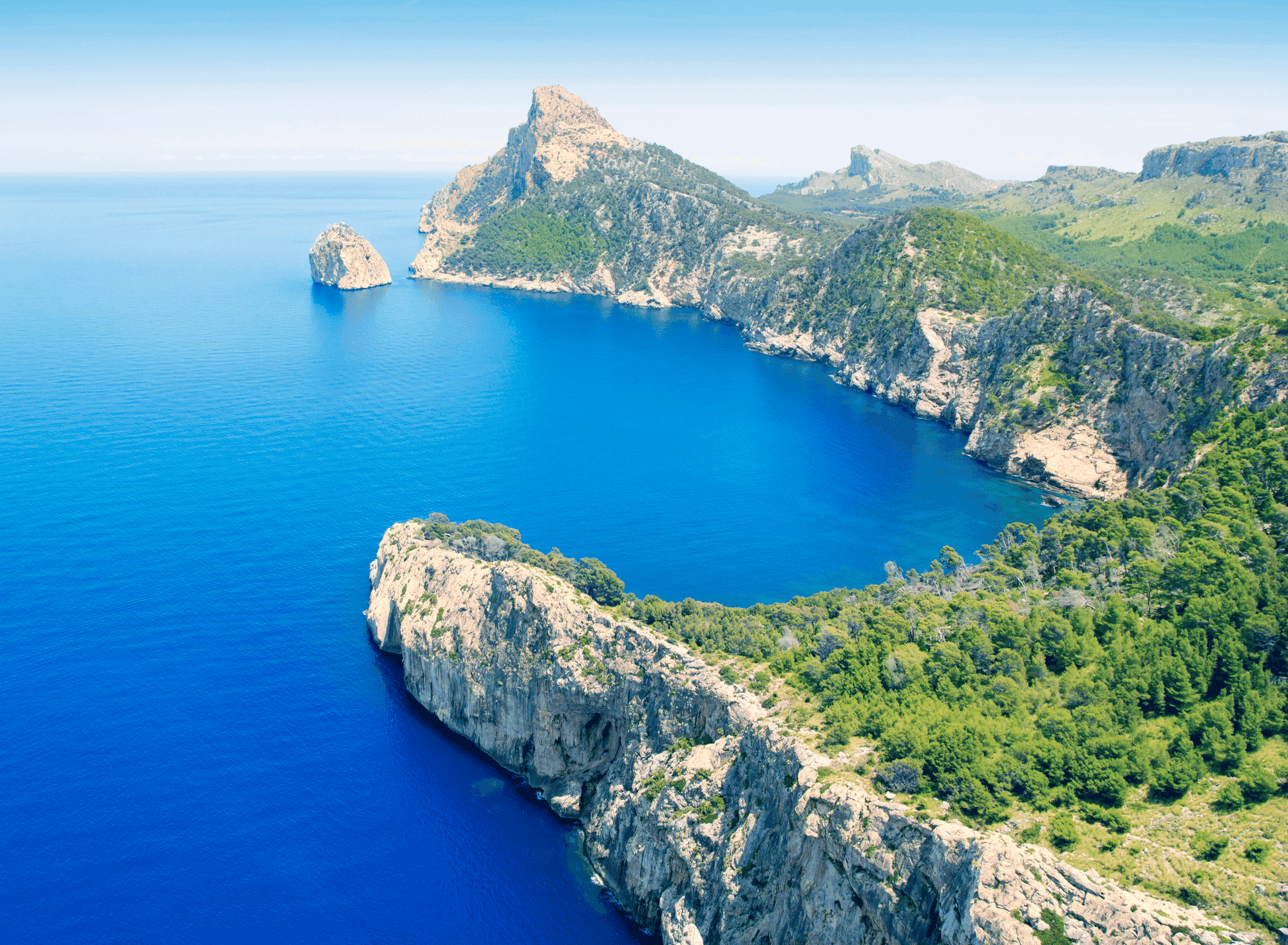 Am Cap Formentor fällt das Tramuntana-Gebirge jäh ins Mittelmeer ab