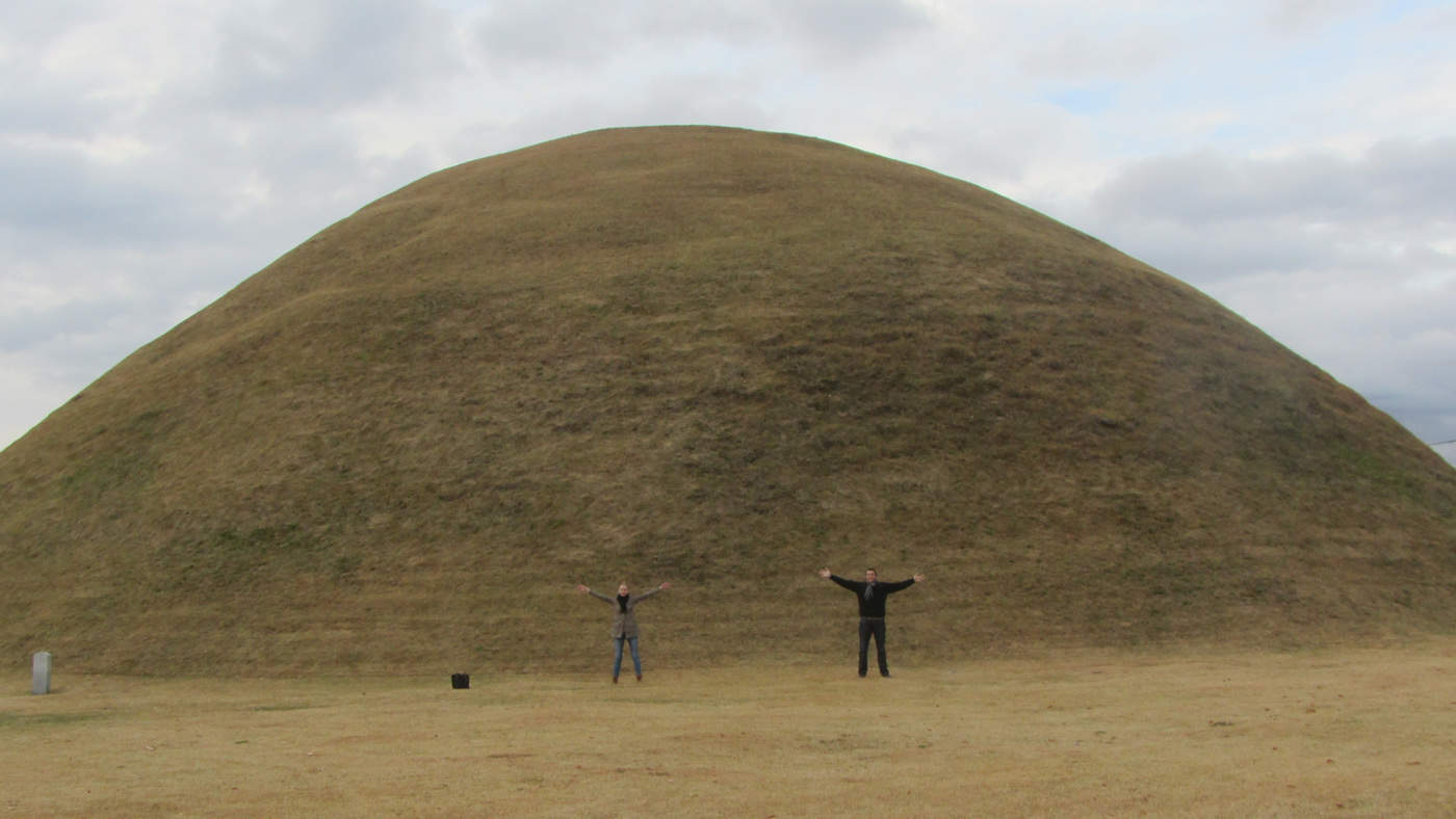Die insgesamt 35 Hügelgräber im Tumuli-Park sind zwar von außen recht schmucklos, beeindrucken dafür durch ihre Größe.