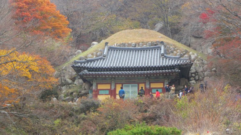 Die künstlich erbaute Seokguram-Grotte beherbergt eine 3,5 m große Buddha-Statue, die auf einem Lotosthron seine Besucher empfängt.