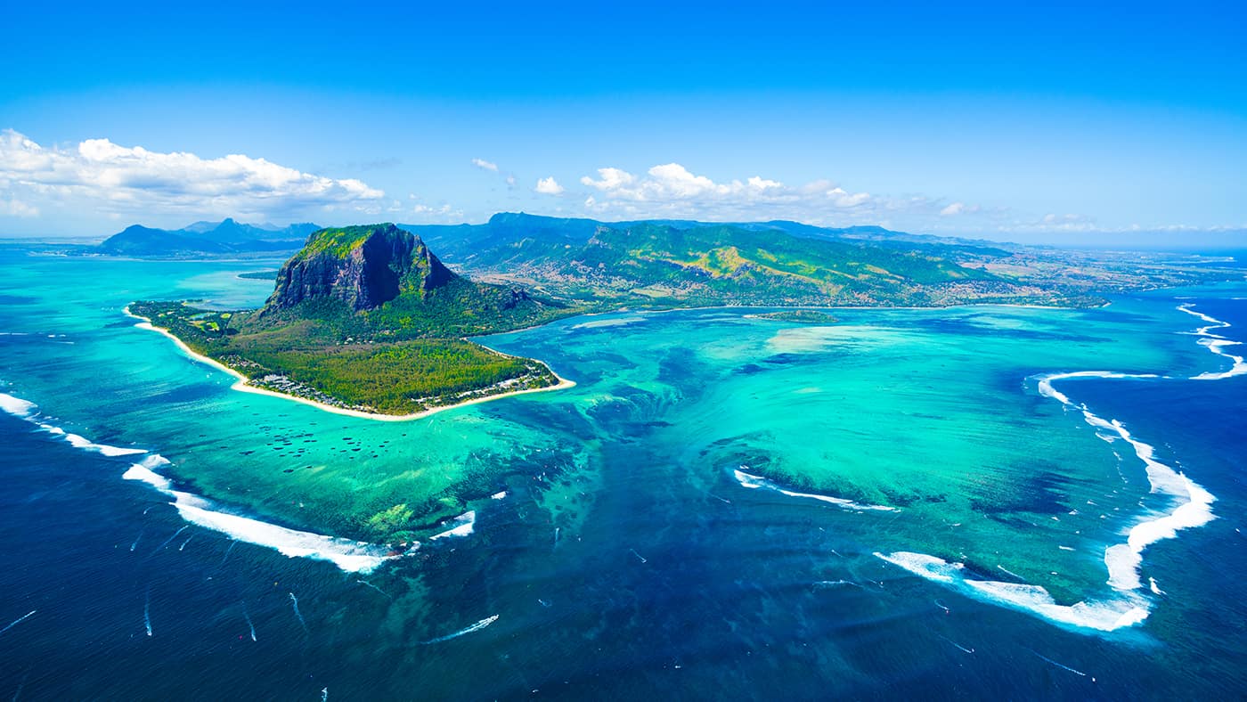 Mauritius aus der Luft mit Idem berühmten Berg Le Morne Brabant. // ©Shutterstock, Myroslava Bozhko