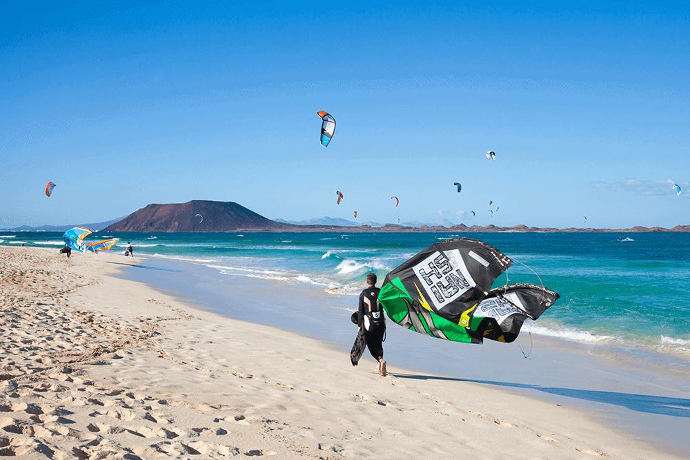 Wenn dein Herz fürs Surfen und Kiten schlägt, dann solltest du unbedingt nach Fuerteventura fliegen