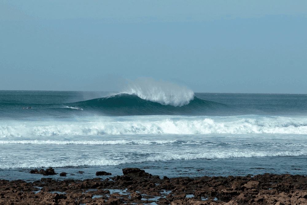 Ob auf den bunten Riffen der weltbekannten „North Shore“ oder auf den seichten Sandbänken der Ostküste – auf Fuerteventura findest du Wellen für jeden Geschmack und jede Könnensstufe.