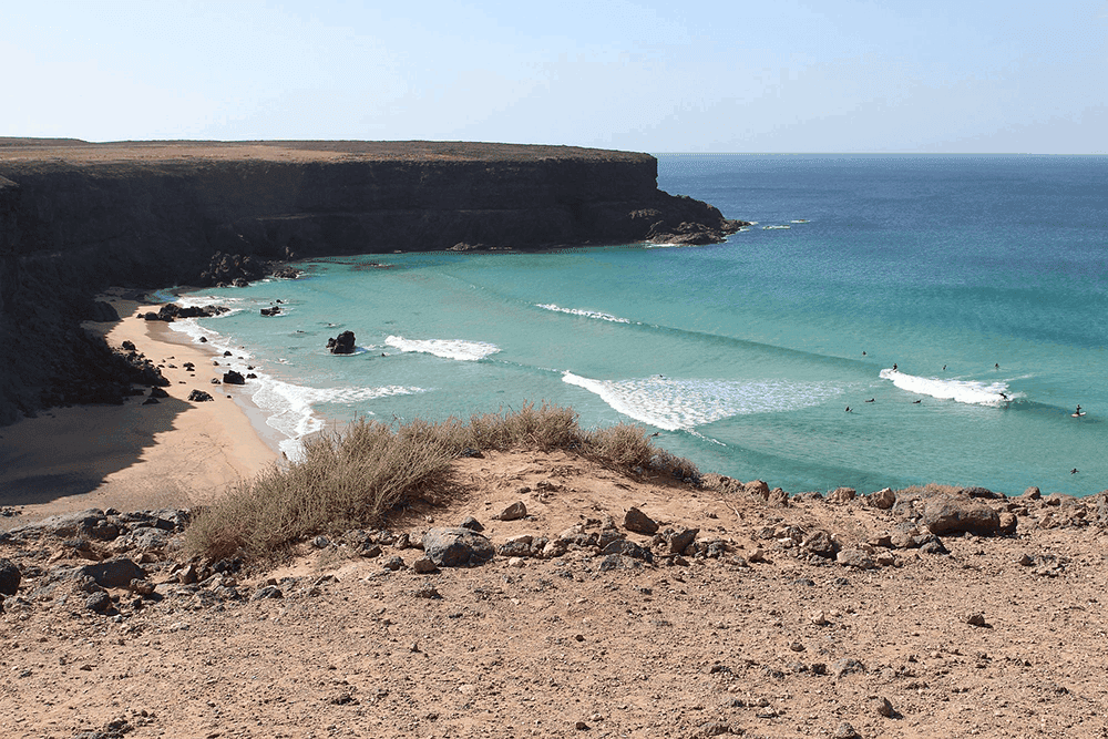 Wenn du dich noch nicht zu den geübten Surfern zählst und dir die etwas softeren Wellen lieber sind, solltest du deinen Surfurlaub auf Fuerteventura am besten für die Zeit zwischen Mai und September planen.