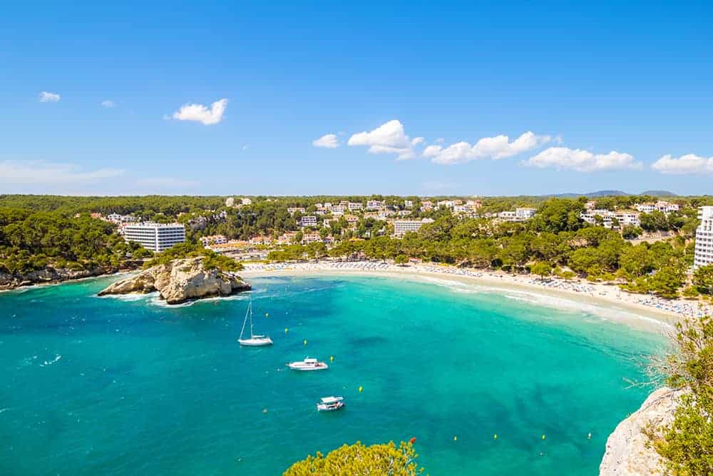 Die Cala Galdana auf Menorca ist bei Familien sehr beliebt, da es in der Bucht kaum Wellen gibt und das Wasser schön warm ist