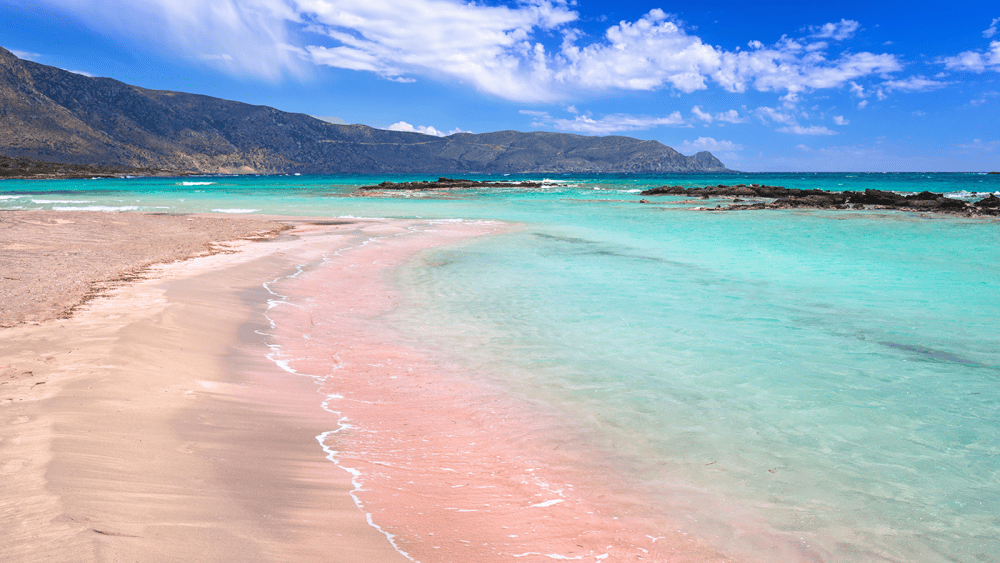 Der rosafarbene Sandstrand Elafinis ist ein Muss für jeden der die Insel Kreta besucht.