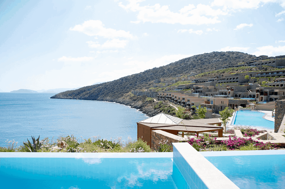 m Einklang mit der Natur erhebt sich auch der Infinity-Pool des Daios Cove Luxury Resort & Villas auf einer Anhöhe Kretas über dem Ozean.