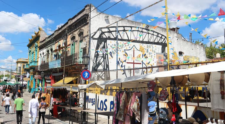 In La Boca wimmelt es nur vor Bars, Souvenirshops und ganz viel bunter Street Art.