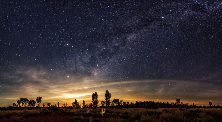 Der Sternenhimmel im Outback Australien (Shutterstock/coloursinmylife)
