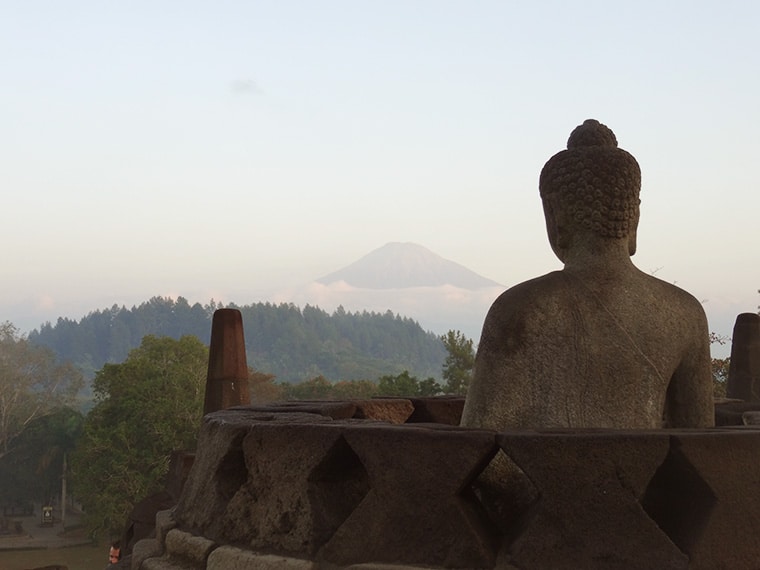 Blick vom Borobodur Tempel auf den Mount Merapi