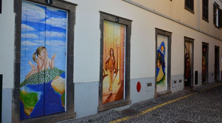 In der Rua Santa Maria finden sich bemalte Türen