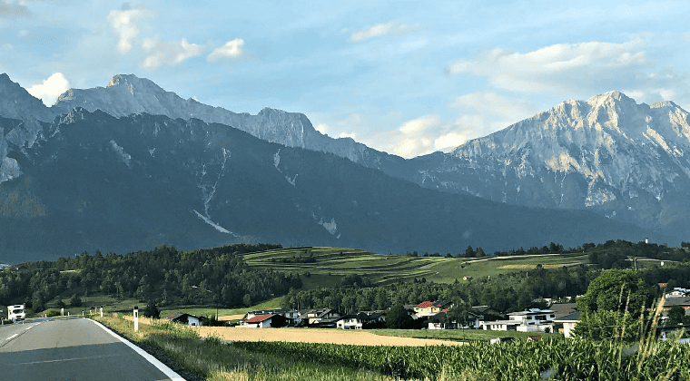 Blick aus dem Auto auf die bayerischen Alpen