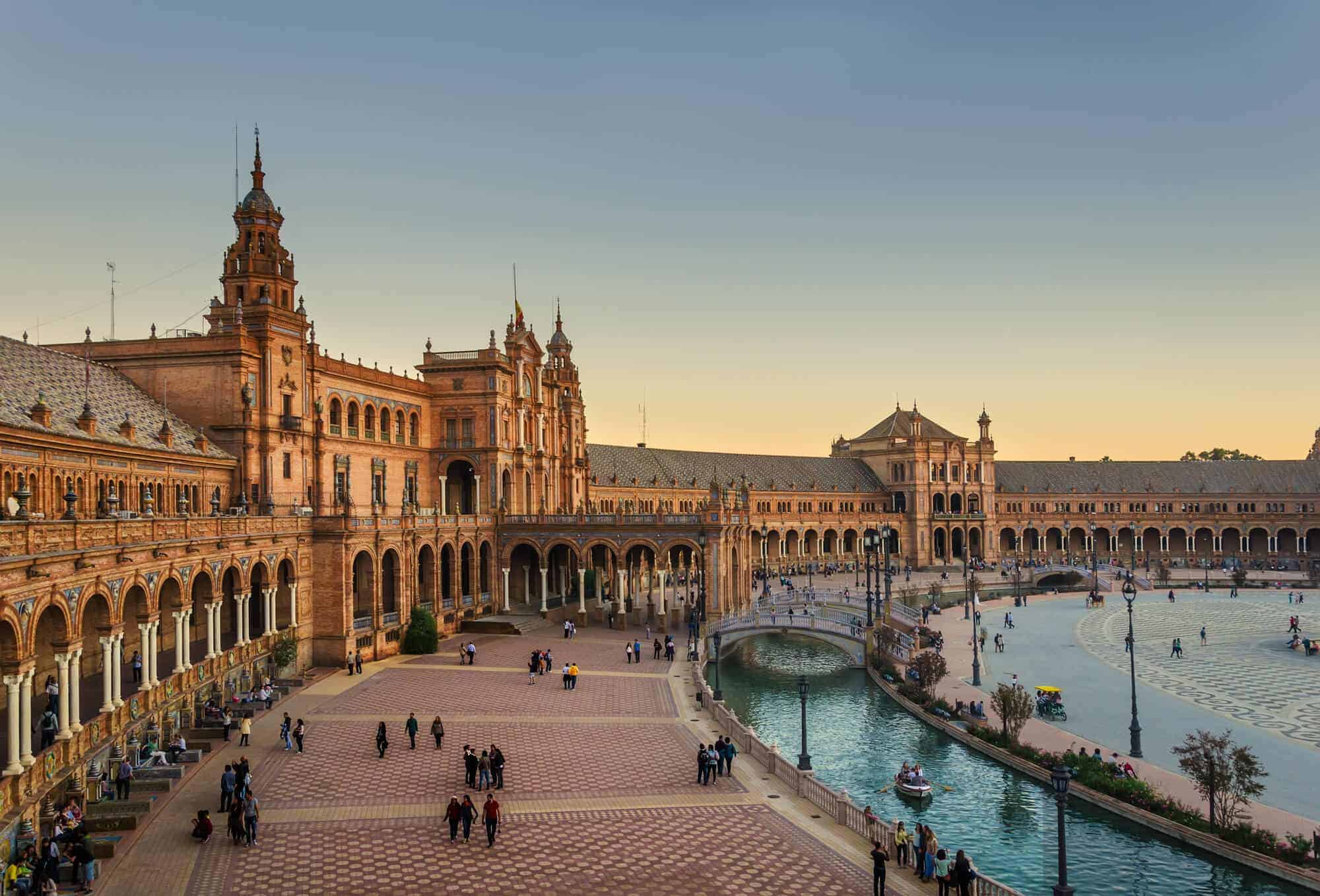 Die andalusische Hauptstadt Sevilla ist eine dynamische Metropole mit jeder Menge Sehenswürdigkeiten.