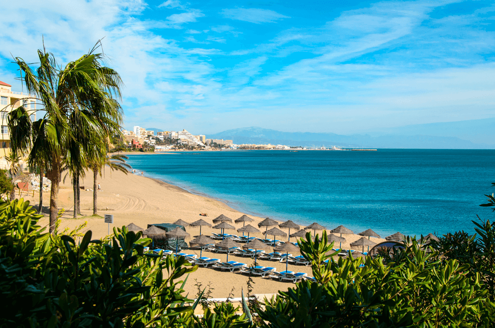 In Andalusien hast du die Qual der Wahl – westlich von Gibraltar badest du im etwas frischeren Atlantik – östlich vom „Affenfelsen“ im wärmeren Mittelmeer.