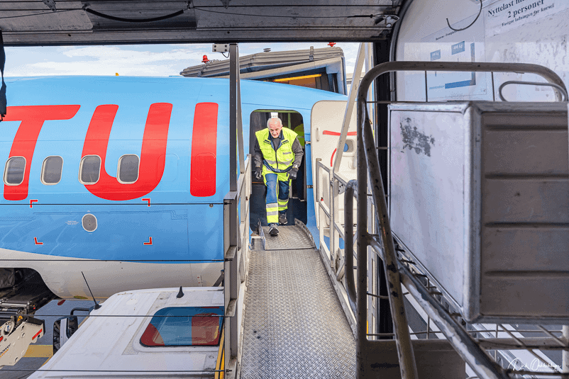 Bei Oliver sitzt jeder Handgriff: Viel Zeit bleibt nicht, um das Flugzeug für den nächsten Flug vorbzubereiten.