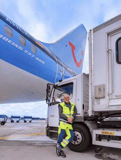 Oliver "Olli" Wallrath an seinem LKW auf dem Vorfeld.