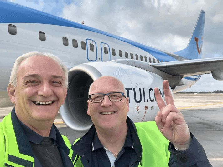 Oliver und ich haben sichtlich Spaß bei der Arbeit.