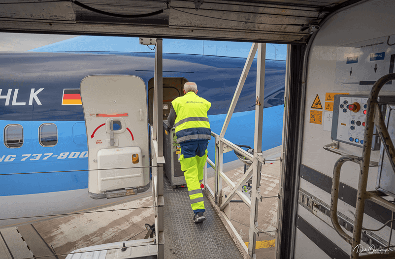 Ist präzises Arbeiten auf engem Raum gewöhnt: Olliver Wallrath rollt den ersten Trolley in den Flieger.