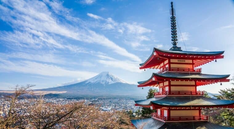 Traditionell japanisches Gebäude im Vordergrund und im Hintergrund der Vulkan Fuji
