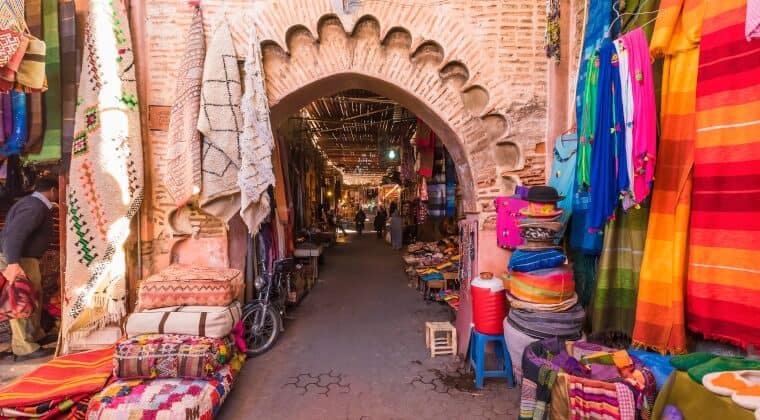Markt in Marrakesch mit vielen bunten Souvenirs