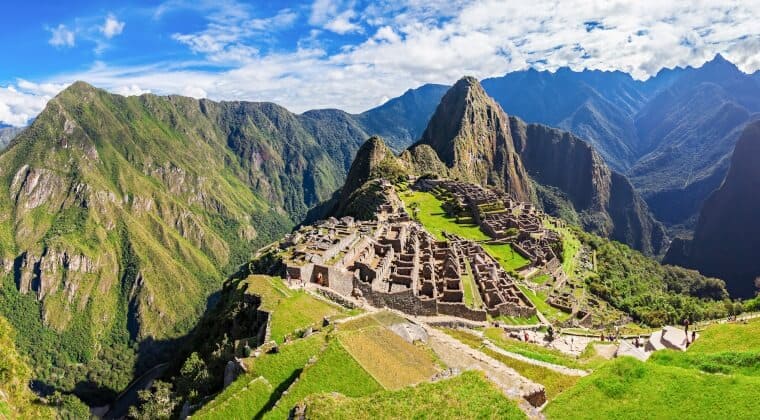 Blick auf den Machu Picchu in Peru mit Bergen im Hintergrund