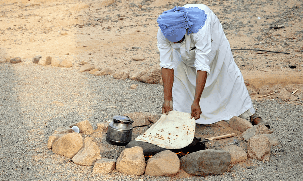 Da die Fladen, oder Aish Baladi, als Besteckersatz genutzt werden, werden diese auch immer zum Essen mit angeboten.