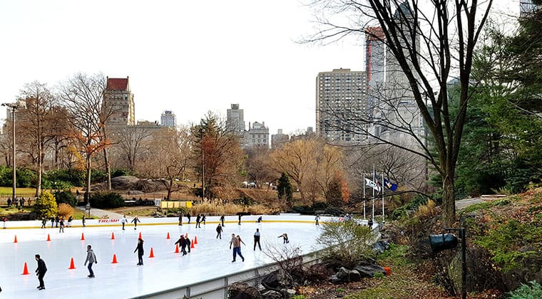 Blick auf die Eisfläche Wollman Rink im Central Park mit Schlittschuhläufern, New York, USA