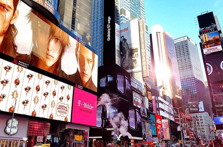 Blick auf Gebäude und Wolkenkratzer am Times Square mit großen digitalen Werbetafeln, New York, USA