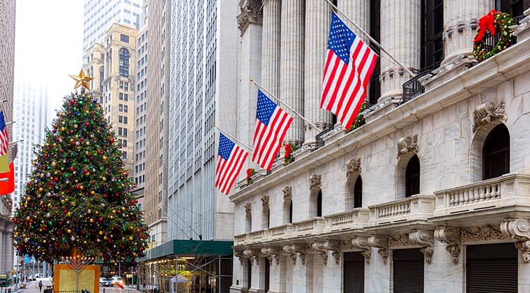 Geschmückter Weihnachtsbaum in New York vor einem Gebäude, New York, USA