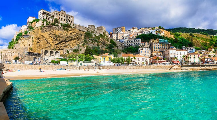 Strand in Pizzo (Shutterstock/leoks)