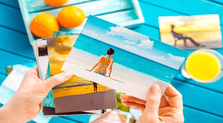 Frau schaut sich Fotos vom Urlaub an