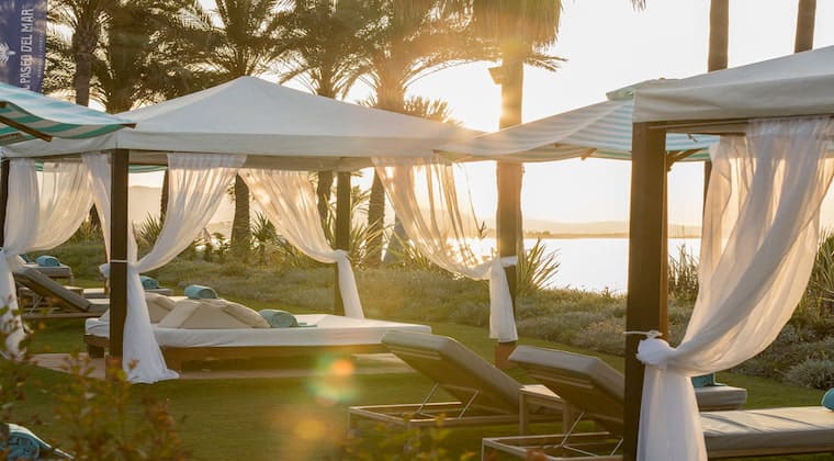 Sunbeds im Beach Club im Hotel Kempinski Hotel Bahia Marbella-Estepona